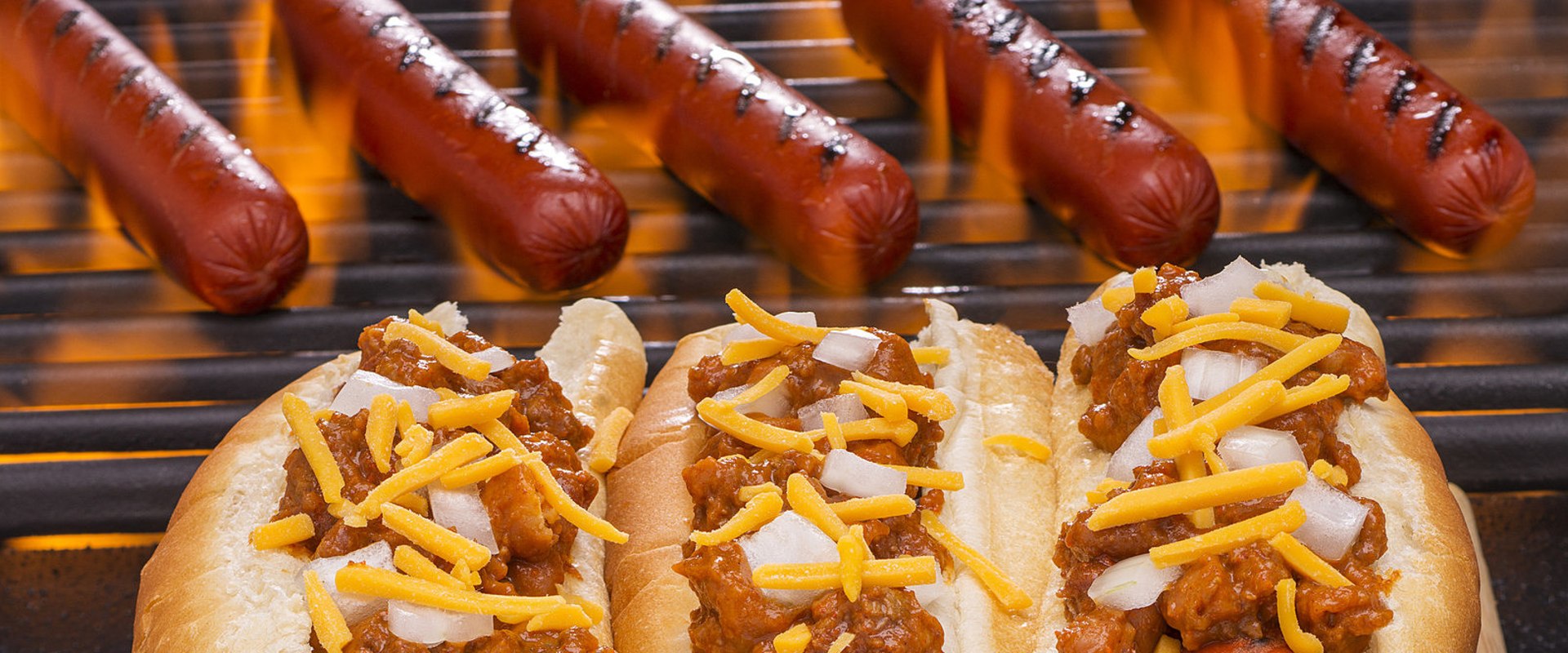 What Condiments and Toppings Does the Hot Dog Stand in Lee County, FL Offer?